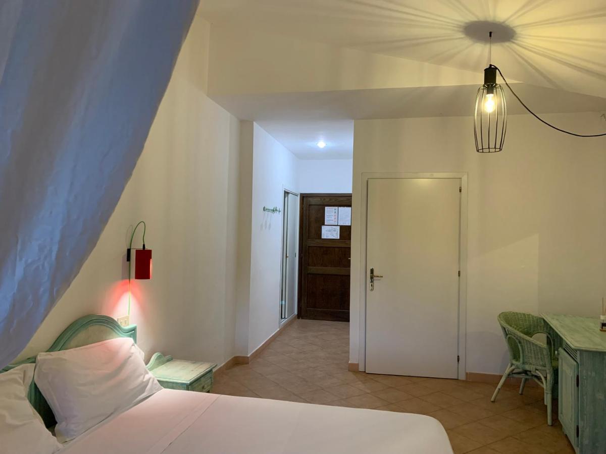 Godo Beach Hotel Baja Sardinia Eksteriør billede
