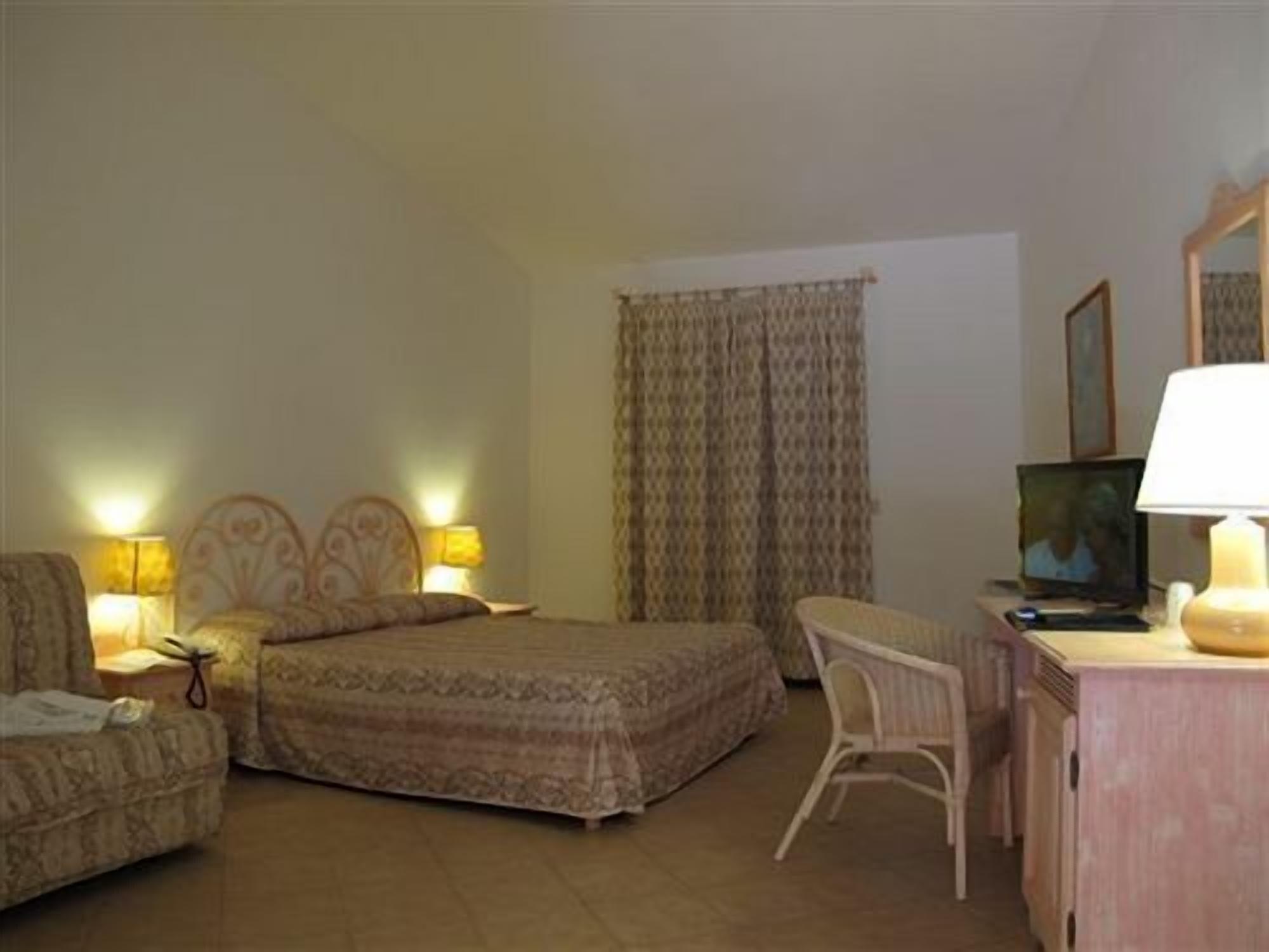 Godo Beach Hotel Baja Sardinia Eksteriør billede
